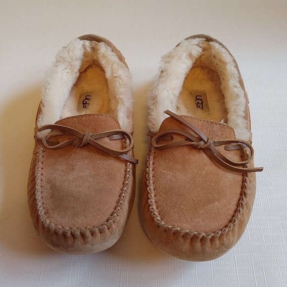 UGG SN 5612 Moccasins Women's Size 4 Leather Shearling - Picture 1 of 7
